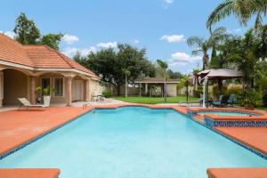 Valley Getaway! Pool House