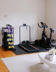 Sleeps 22 • Modern Multi-Unit • Gym • Workspaces