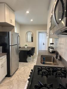 Sleeps 22 • Modern Multi-Unit • Gym • Workspaces