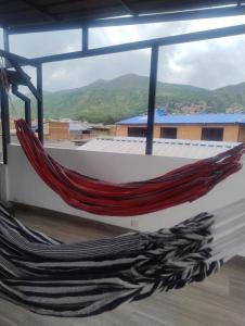 Habitación King con baño privado, AC, cerca a centro de eventos, aeropuerto,zona bancaria y comercial