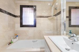 Oasis con piscina y sol