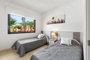 Oasis con piscina y sol