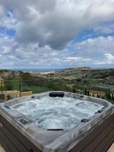 Luxurious Maisonette with Pool & Hot tub in Xaghra