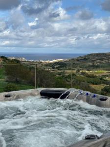 Luxurious Maisonette with Pool & Hot tub in Xaghra