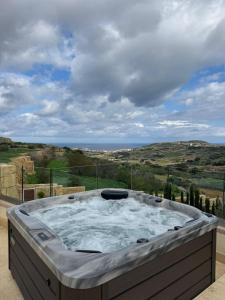 Luxurious Maisonette with Pool & Hot tub in Xaghra