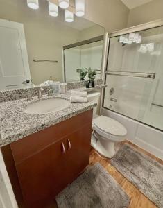 West Hollywood Luxe 2bed 2bath Parking Pool and Gym