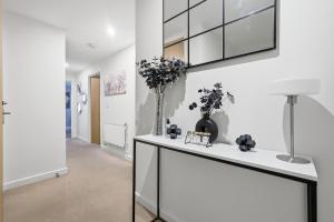 Two Bedroom House by Brookland Stays Serviced Accommodation Short Lets London with Free WiFi