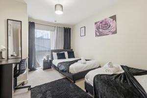 Two Bedroom House by Brookland Stays Serviced Accommodation Short Lets London with Free WiFi