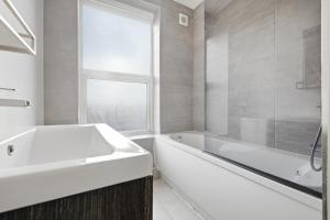 Two Bedroom Apartment by Brookland Stays Serviced Accommodation Short Lets London with Free WiFi