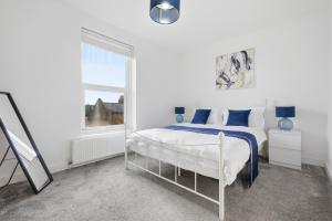 Two Bedroom Apartment by Brookland Stays Serviced Accommodation Short Lets London with Free WiFi