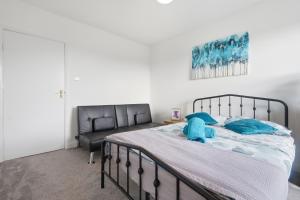 Two Bedroom Apartment by Brookland Stays Serviced Accommodation Short Lets London with Free WiFi