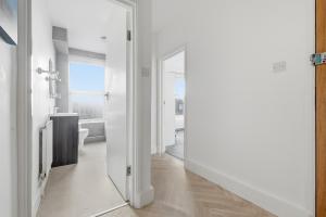 Two Bedroom Apartment by Brookland Stays Serviced Accommodation Short Lets London with Free WiFi