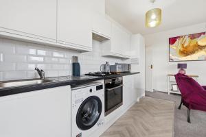 Two Bedroom Apartment by Brookland Stays Serviced Accommodation Short Lets London with Free WiFi