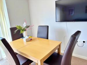 Newbuild - 3 bedrooms, 2 baths,5 mins from airport