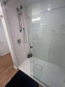 Lavender-modern 2 bed apartment with water view