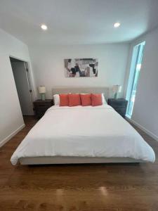 Lavender-modern 2 bed apartment with water view