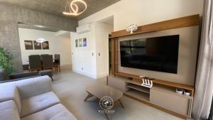 Apto central | Ar condicionado | 200mts do mar