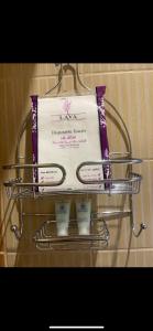 غرفة بدورة مياة بدخول ذاتي