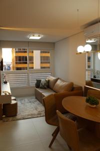 Apto 2 suítes lavabo próximo santinha