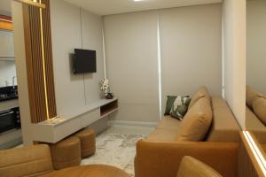 Apto 2 suítes lavabo próximo santinha