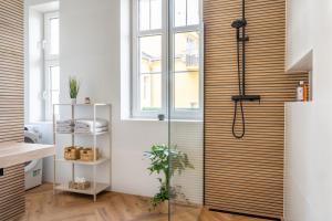 Vary Essence - Elegant Stay with Balcony