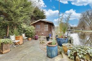 Canal Cottage Rodley Leeds, 5 miles LBA Airport