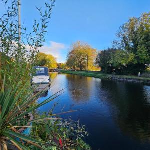 Canal Cottage Rodley Leeds, 5 miles LBA Airport