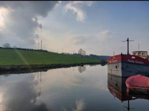 Canal Cottage Rodley Leeds, 5 miles LBA Airport