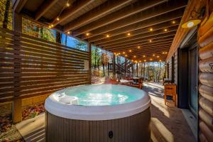 Merlot Chateau - Views, New Hot Tub, Fire Pit, Game Room, Wi-Fi - Mins to Blue Ridge