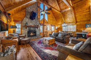 Merlot Chateau - Views, New Hot Tub, Fire Pit, Game Room, Wi-Fi - Mins to Blue Ridge