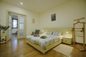 Cozy Apartment Near Holiday Inn