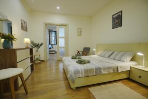 Cozy Apartment Near Holiday Inn