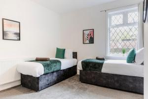 FREE parking, LARGE House for Contractors & Families, Sleeps 7, 25 mins to ALTON TOWERS