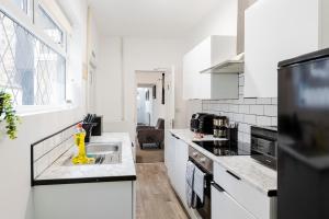 FREE parking, LARGE House for Contractors & Families, Sleeps 7, 25 mins to ALTON TOWERS