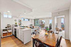 Palm Beach Bliss! Walk to Beach, Cafés & Dining!