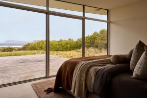 Cloudy Bay Beach House - Luxury Escape in Bruny Island
