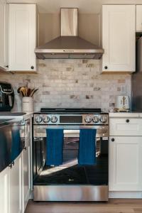 Modern Family Cabin Golf Hiking & Views