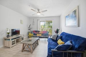 Modern Pool Latte Bar Walk to Beach