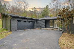 Modern Woodland Escape - Game Room - Grill