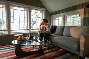 Stort Hus Med Livlig Trädgård På Ytterön