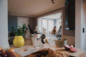 Stort Hus Med Livlig Trädgård På Ytterön