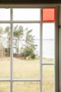 Stort Hus Med Livlig Trädgård På Ytterön