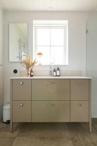 Stort Hus Med Livlig Trädgård På Ytterön