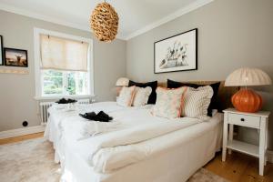 Stort Hus Med Livlig Trädgård På Ytterön