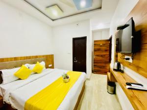 Hotel Vallabhgarh at Pichola Lake Nathi Ghat Brahmpole Udaipur