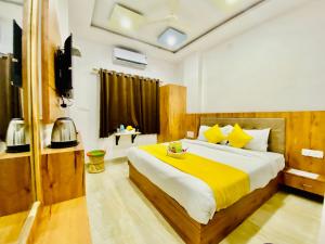 Hotel Vallabhgarh at Pichola Lake Nathi Ghat Brahmpole Udaipur