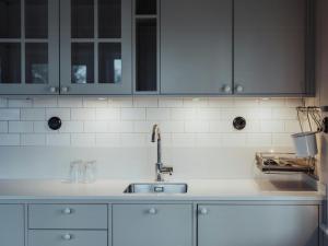 Hus Med Utsikt Över Hav Och Äng På Ytterön