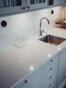 Hus Med Utsikt Över Hav Och Äng På Ytterön