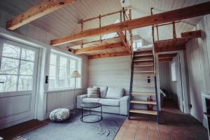 Hus Med Utsikt Över Hav Och Äng På Ytterön