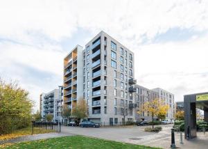 Bright 2BR Flat Parking 1 Min to Tube Metro Next to London Museum - Pass the Keys